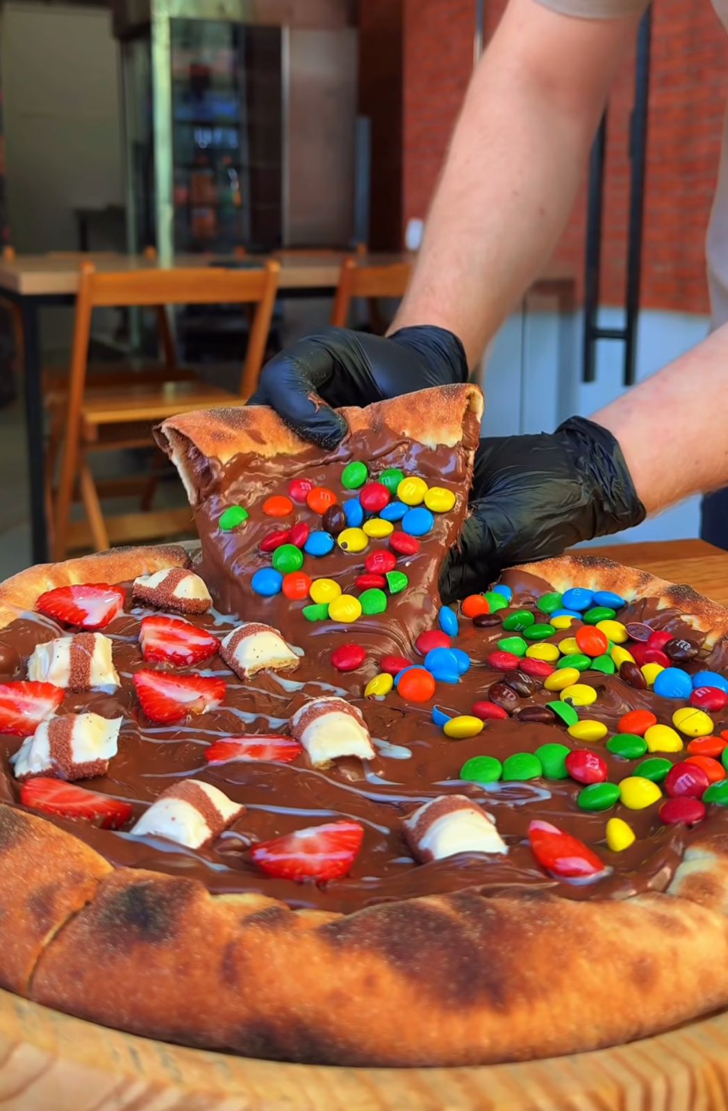 Pizza doce da Grã-Fina com chocolate, morango e confeitos coloridos