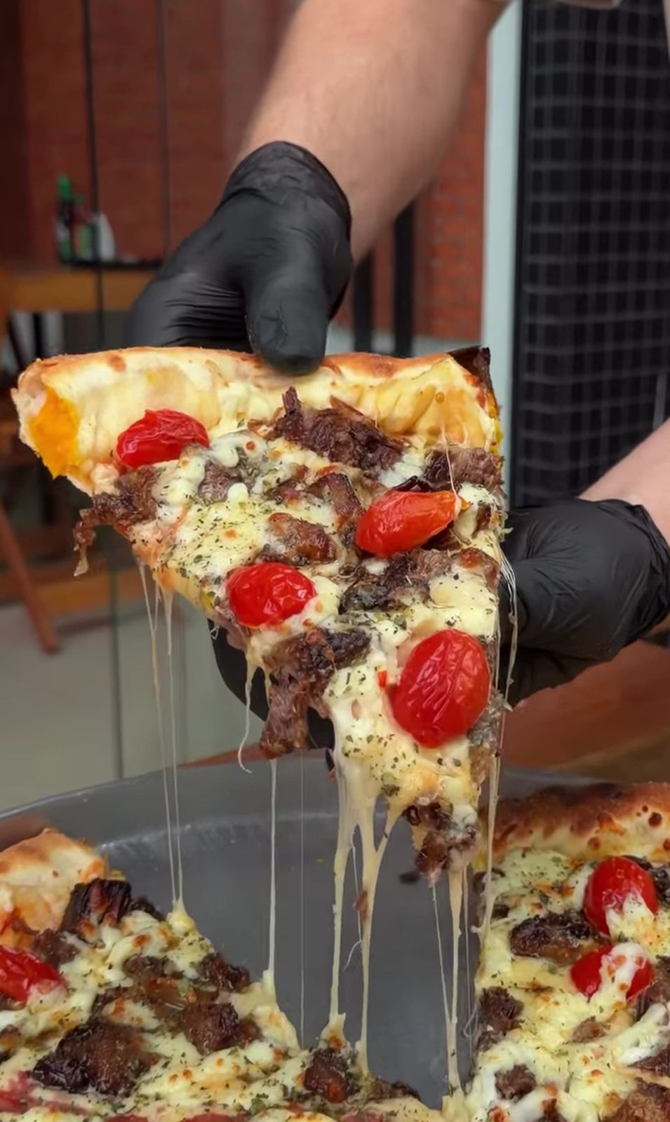 Fatia de pizza da Grã-Fina com carne desfiada e tomate cereja